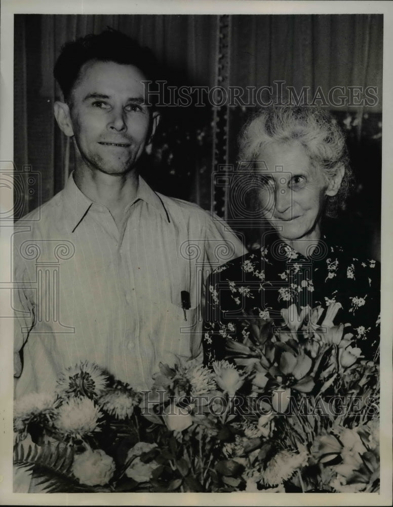 1939 Press Photo Frank Wagner & Mother Mrs Josefa Wagner as They Met First Time - Historic Images