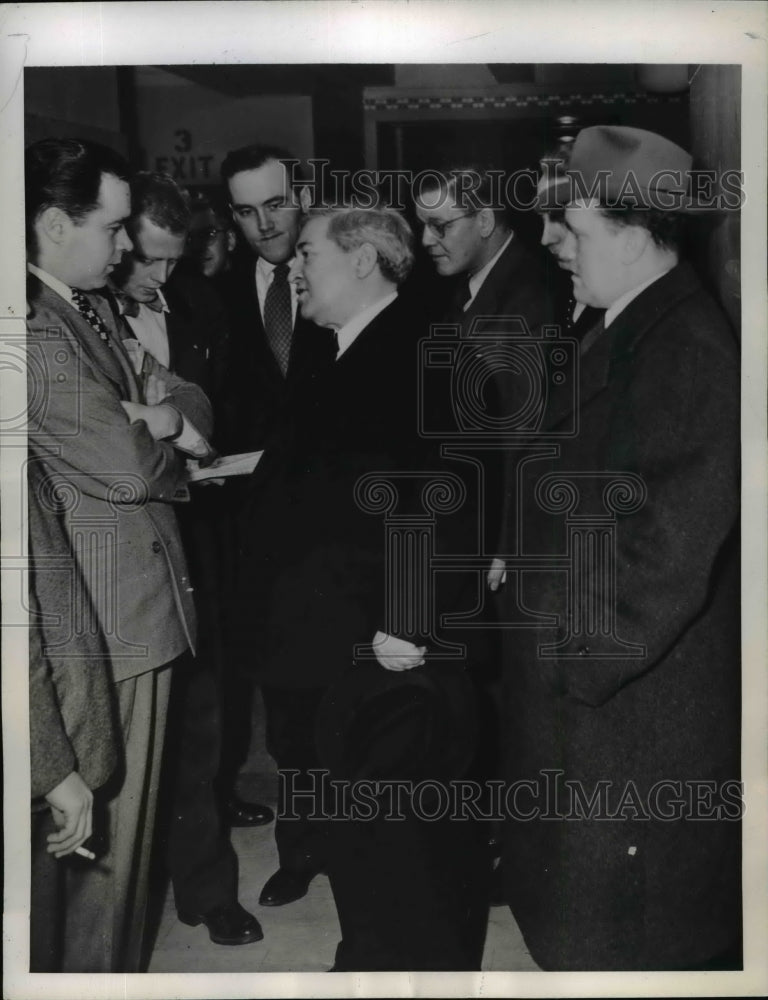 1946 Press Photo James Dewey w/ Detroit Press at General Motors-UAW Negotiations - Historic Images