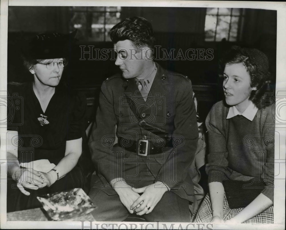 1943 Press Photo Jenny, joan &amp; Joe Kiger in Courtroom, Burlington, Kentucky - Historic Images