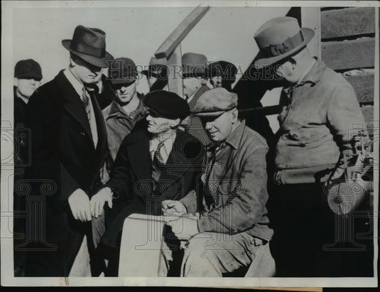 1933 Press Photo W. W. Eral Receives Federal Loan for His Warehoused Corn - Historic Images