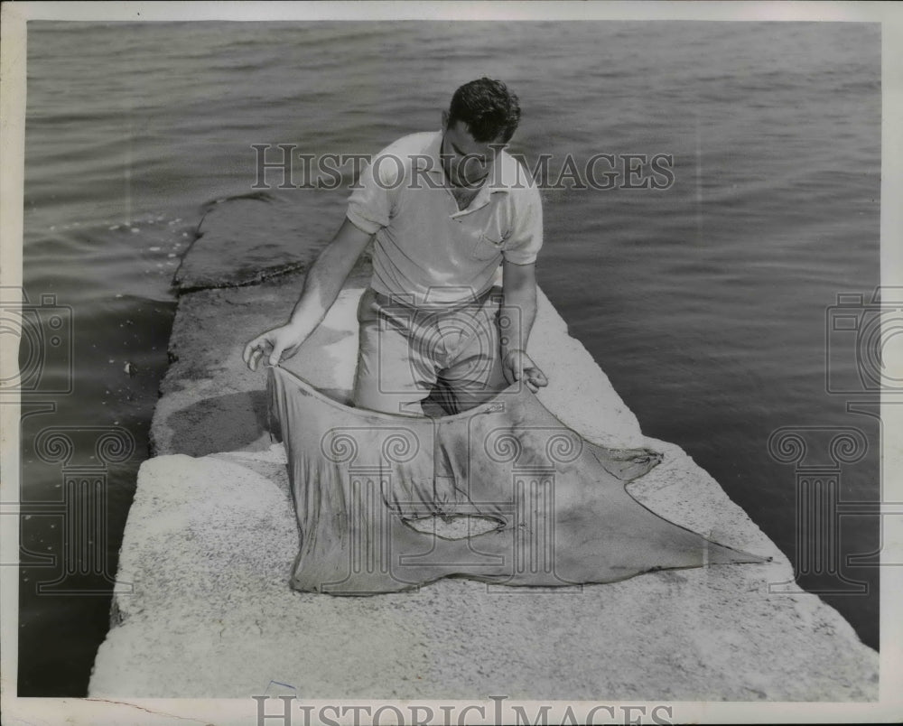 1954 Press Photo The T-shirt in the Dr. Sam S. Heppard murder case - nef33995-Historic Images