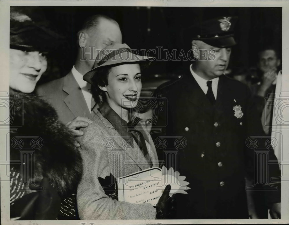 1936 Press Photo Peggy Ann Landon at Union Terminal Station, Cleveland, Ohio - Historic Images
