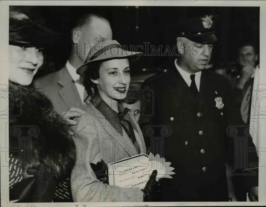 1936 Press Photo Peggy Ann Landon at Union Terminal Station, Cleveland, Ohio - Historic Images