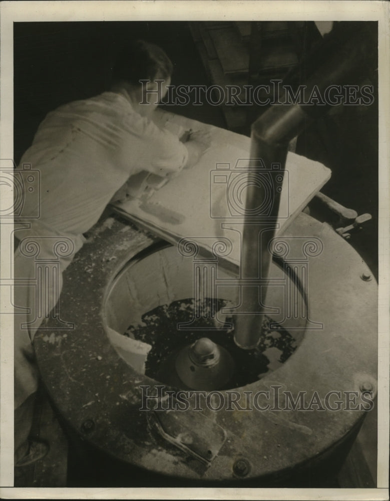 1941 Press Photo Unloading Quinine Sulfate Centerfuge - nef35055- Historic Images