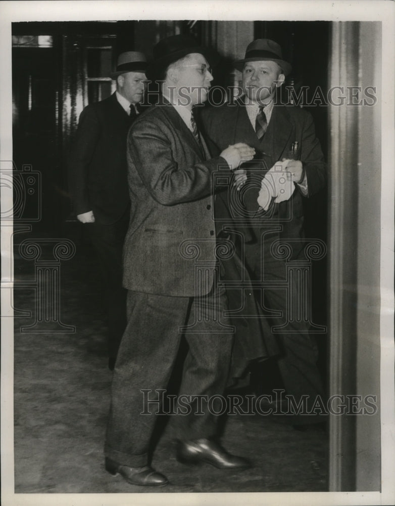 1939 Francis Kelly in Albany Court for Kidnapping Arraignment - Historic Images