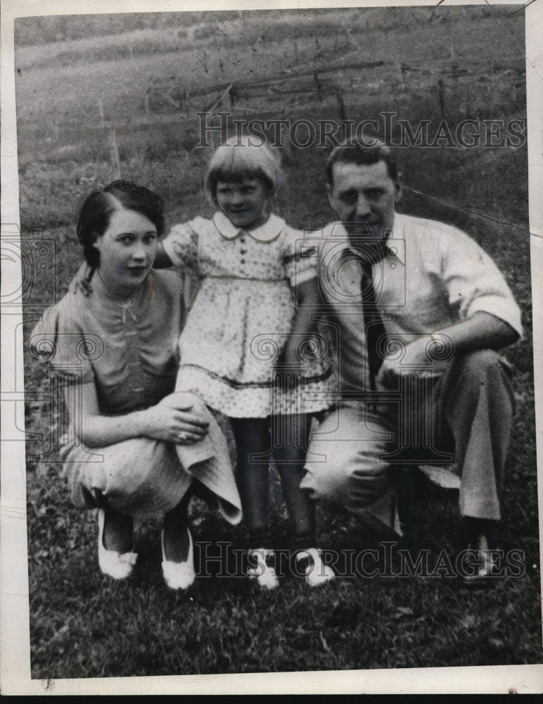 1938 Press Photo Mrs. Harriet Degw, daughter Peggy Ann, and Husband Joseph - Historic Images