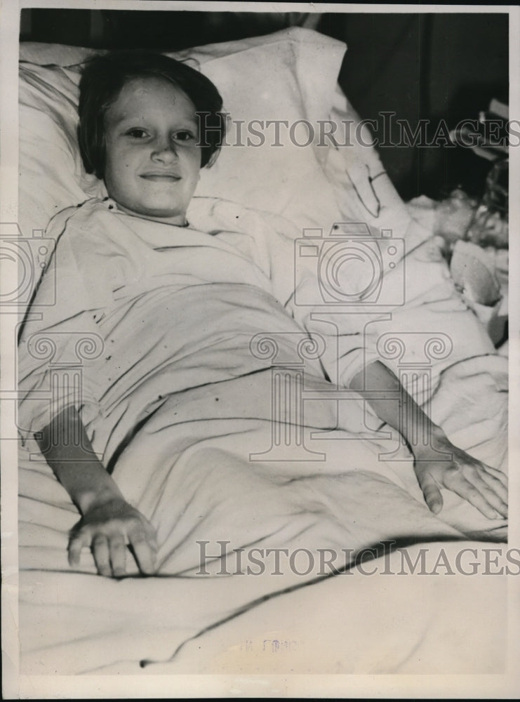 1936 Press Photo Margaret Stark in hospital after surgeons remove a lung - Historic Images