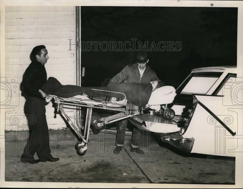 1959 Press Photo Body being taken into vehicle - nef36086-Historic Images