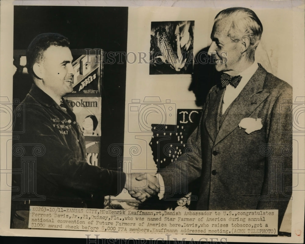 1950 Press Photo Henrik Kaufmann Congratulates Forrest Davis Named Star Farmer - Historic Images