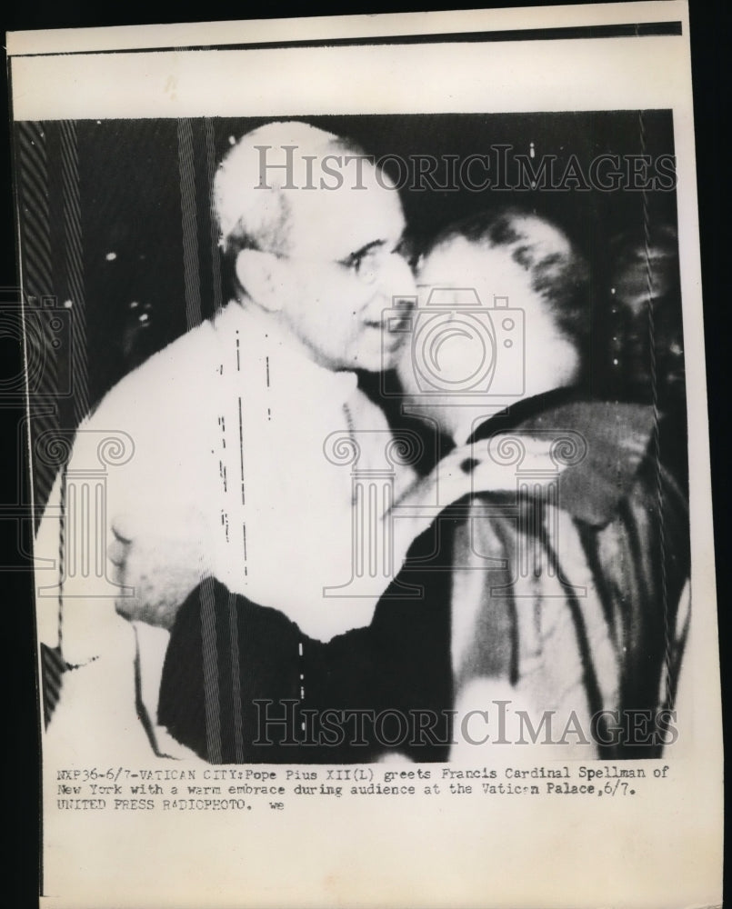 1952 Press Photo Pope Pius XII greets Francis Cardinal Spellman of New York - Historic Images