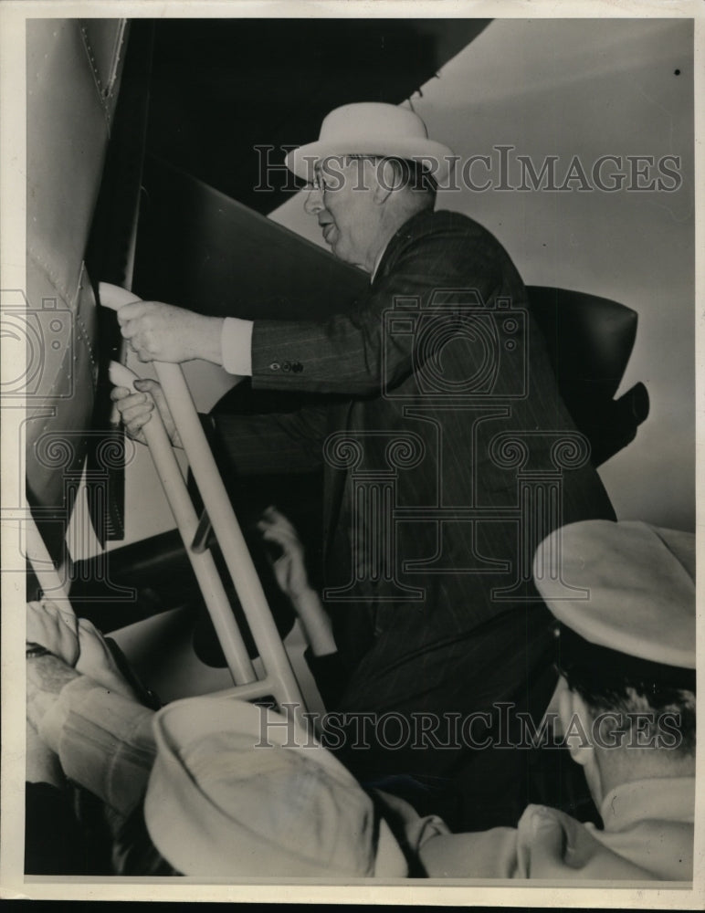 1943 Press Photo Sec.of Navy Frank Knox climb ladder of Navy Blimp at Almeda - Historic Images