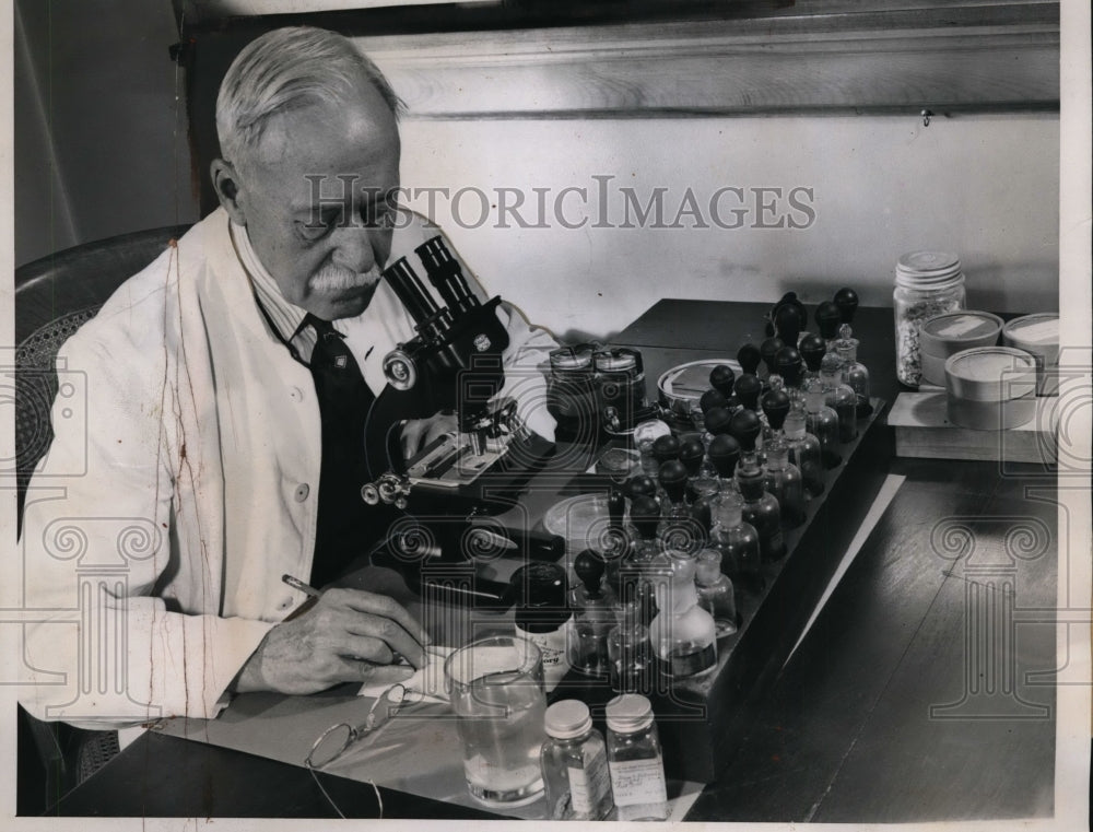 1940 Press Photo Dr.B.J. Howard Chief of Micro Analytic Division Food &amp; Drugs - Historic Images