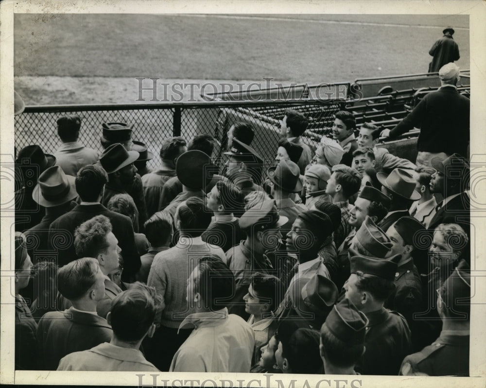 1945 Washington Nationals vs. NY Yankees Fans After Game Cancelled - Historic Images