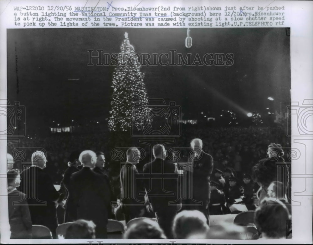 1956 Press Photo Pres Eisenhower After He Push Button Lighting Christmas Tree - Historic Images