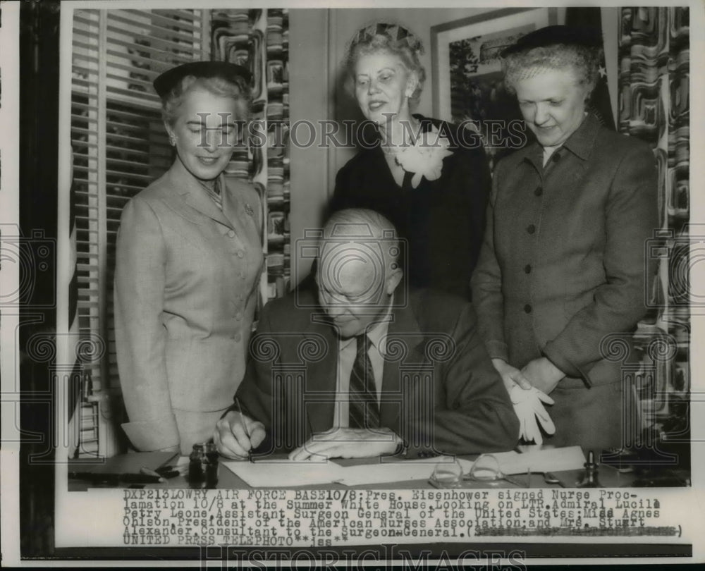 1954 Press Photo Pre Eisenhower Signs Nurse Proclamation at Summer White House-Historic Images