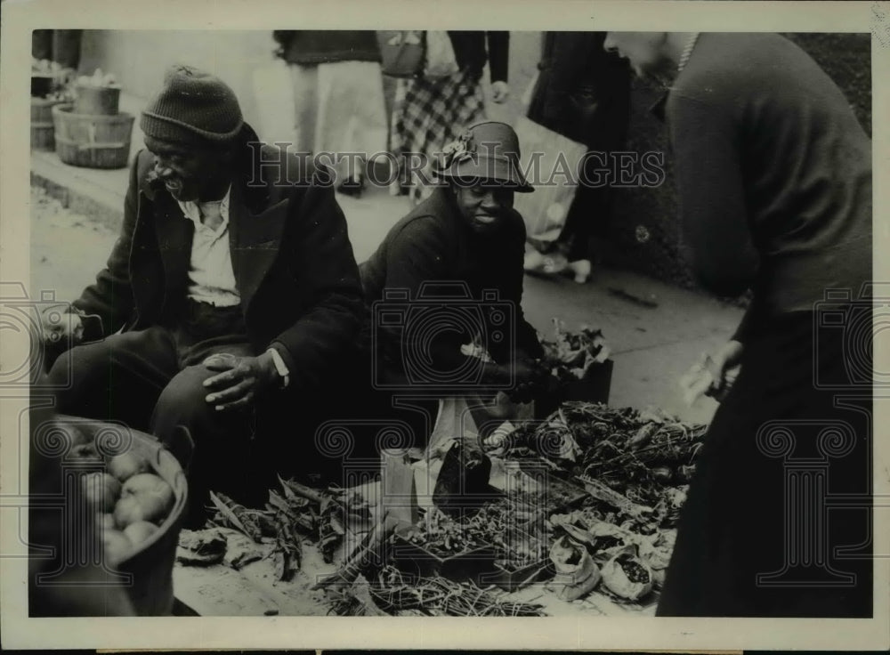 1939 Press Photo Uncle Charlie and Aunt Lena Sell Holistic Remedies at Market - Historic Images