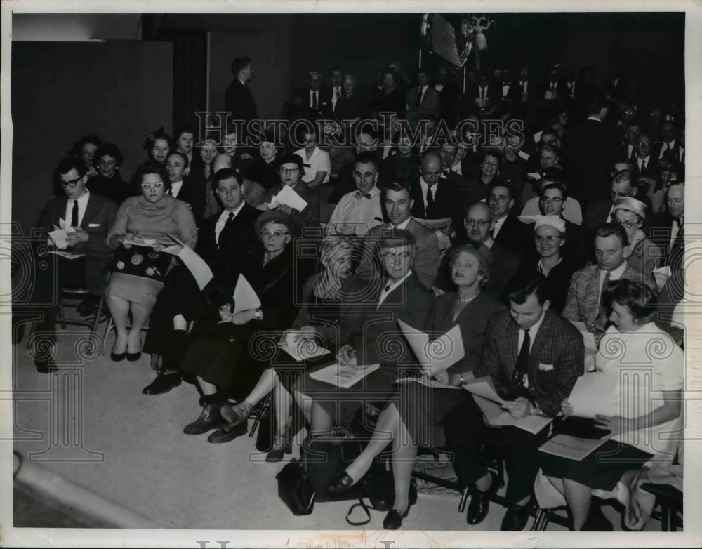 1960 Press Photo Higbee's Department Store Investment Meeting - nef37883-Historic Images