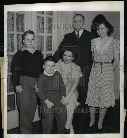 1945 Press Photo Clayton Williams Accepts Eisenhower's Offer to Reopen Church - Historic Images