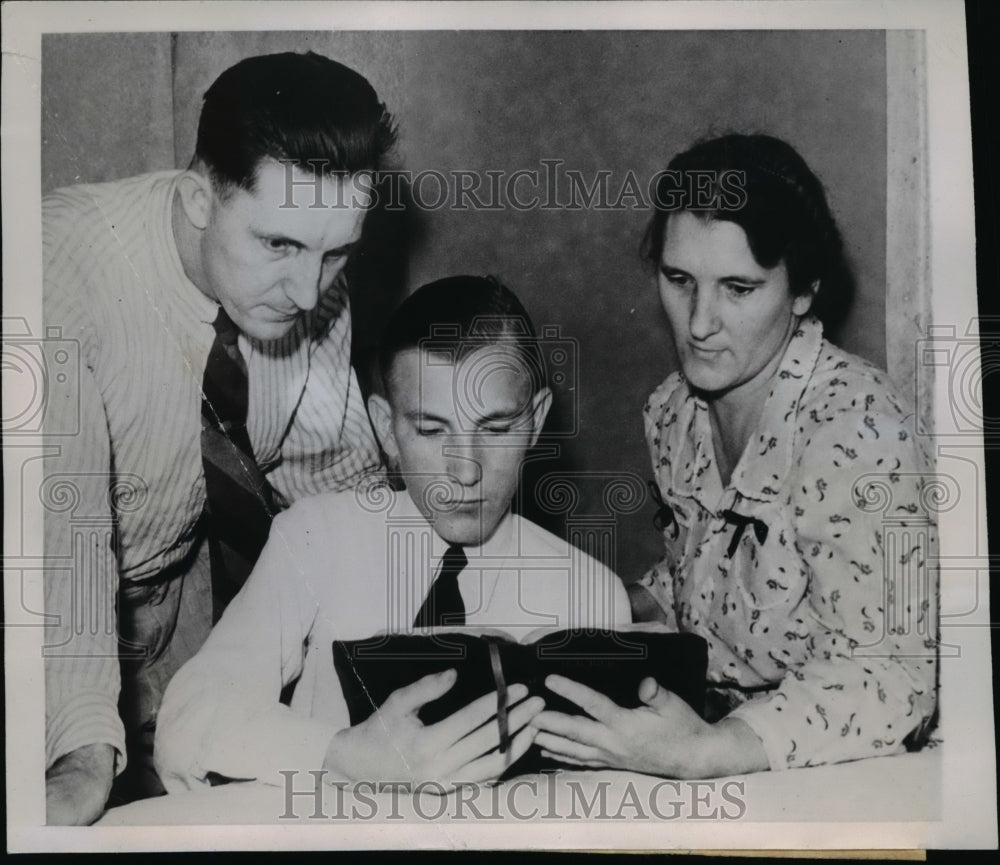 1944 Dalton Webber &amp; Parents Reading bible After Accidental Shooting - Historic Images