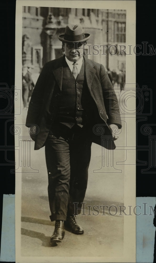 1926 Press Photo Ernest Beven Leaves Conference Among Union Officials - Historic Images