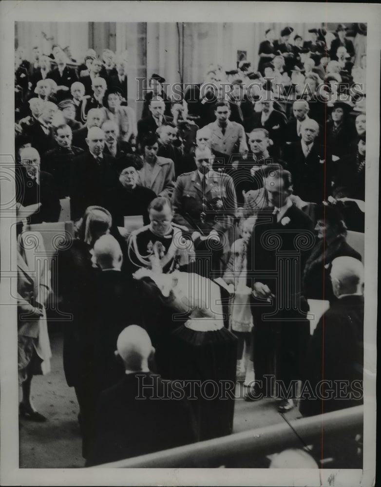 1947 Press Photo Rev.J.F.Van Berkel christen Princess Maria Christina of Holland-Historic Images