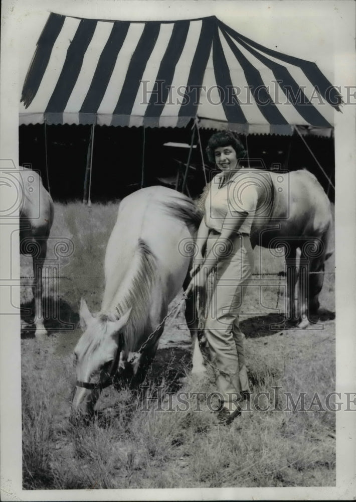 1957 Linda Tells Perform Horse to &quot;Take a Bow&quot; Goes Down On Knees - Historic Images