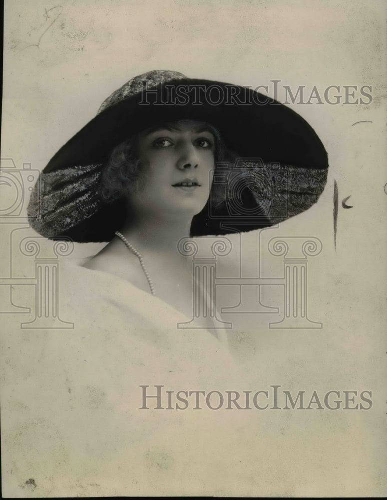 1922 Hat  - Historic Images
