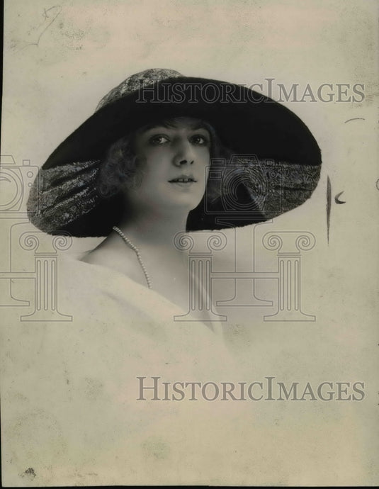 1922 Hat  - Historic Images