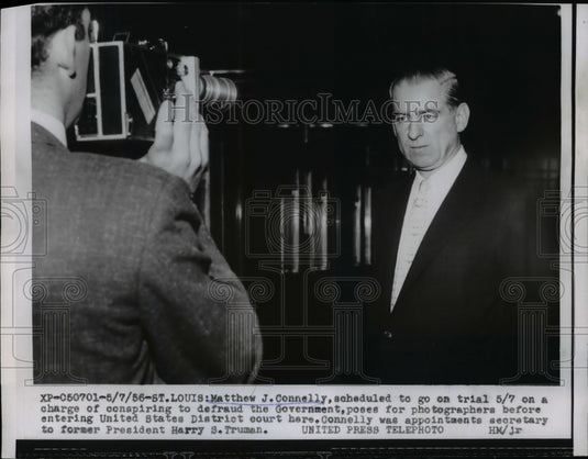 1955 Press Photo Matthew Connelly Poses for Photographers for Defraud Trial - Historic Images