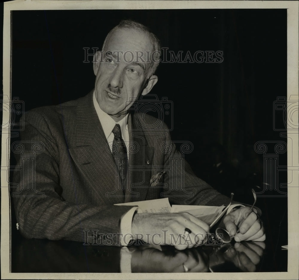 1939 Dixon testifying at the Senate Committee Investigation - Historic Images