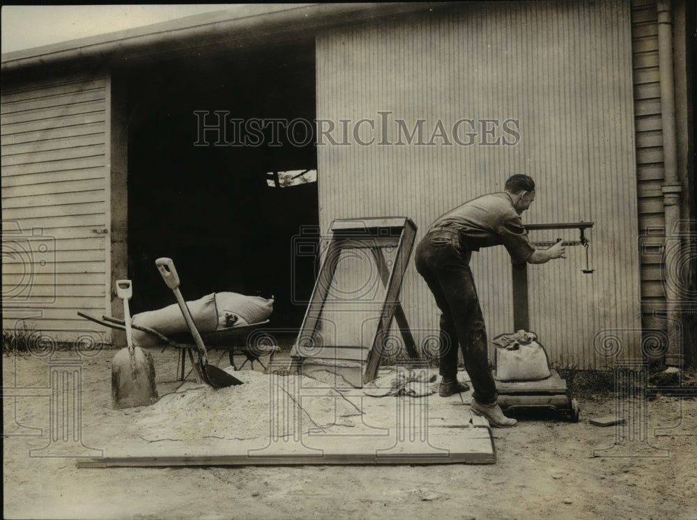 1932 Press Photo A Farmer Concocts a Home Fertilizer Mixture - nef40211 - Historic Images