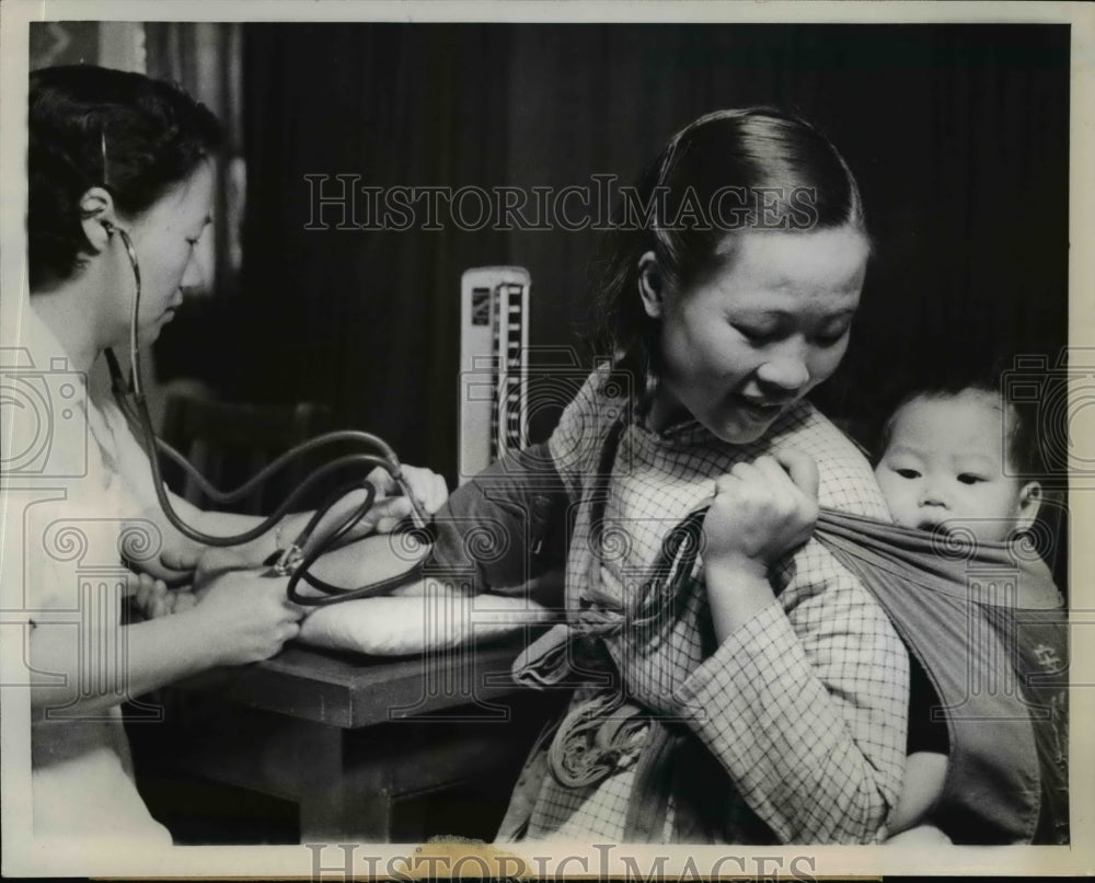 1959 Press Photo Mother Would Rather Look at Her New Born Than BP Instrument - Historic Images