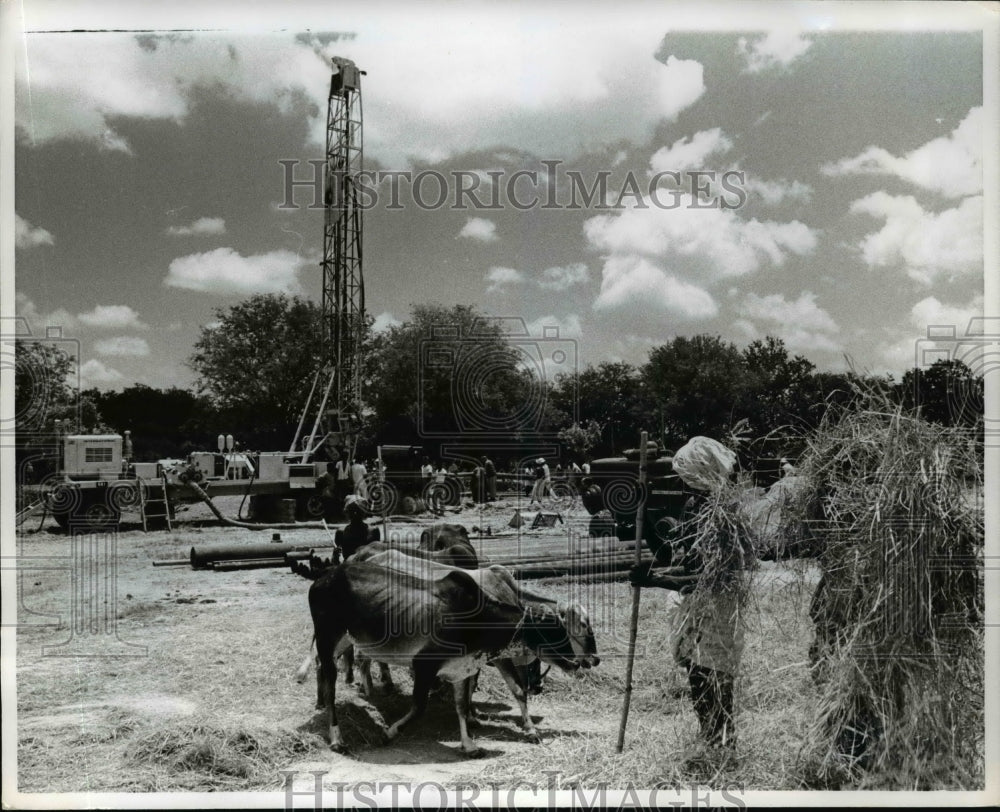 1968 Press Photo Grain Farmers Near United Nations Drilling Rig Manjakkudi India - Historic Images