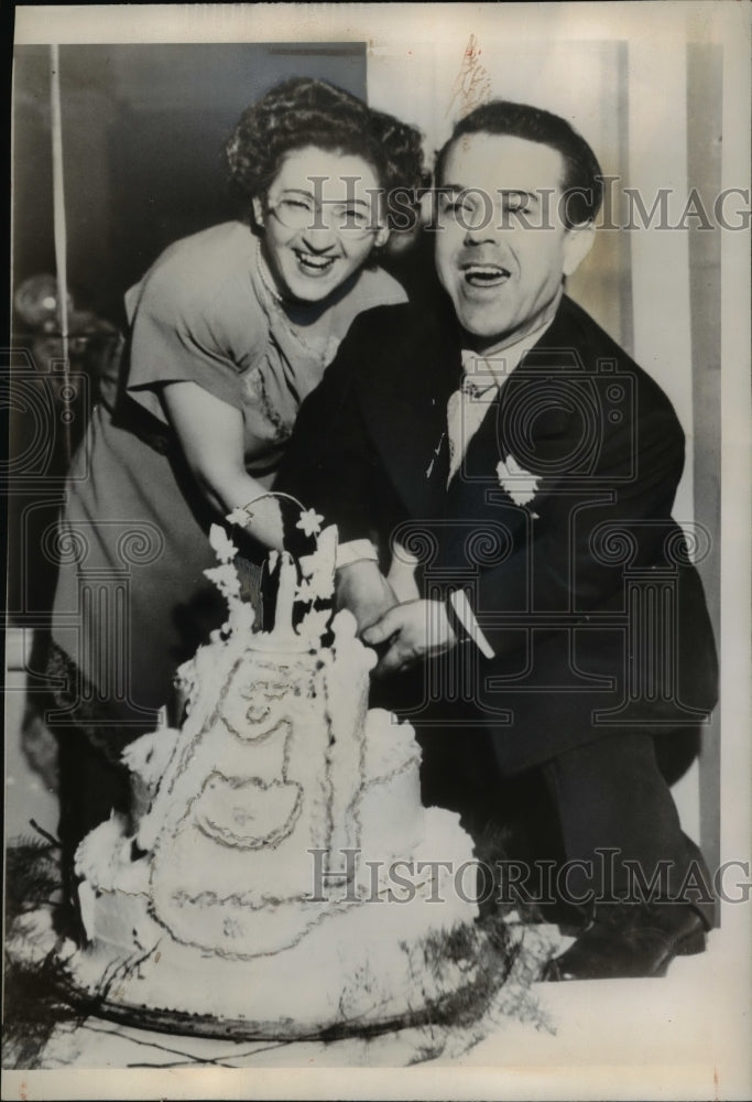 1948 Maxie Hournstein smalles Cab Driver cut his wedding with bride - Historic Images