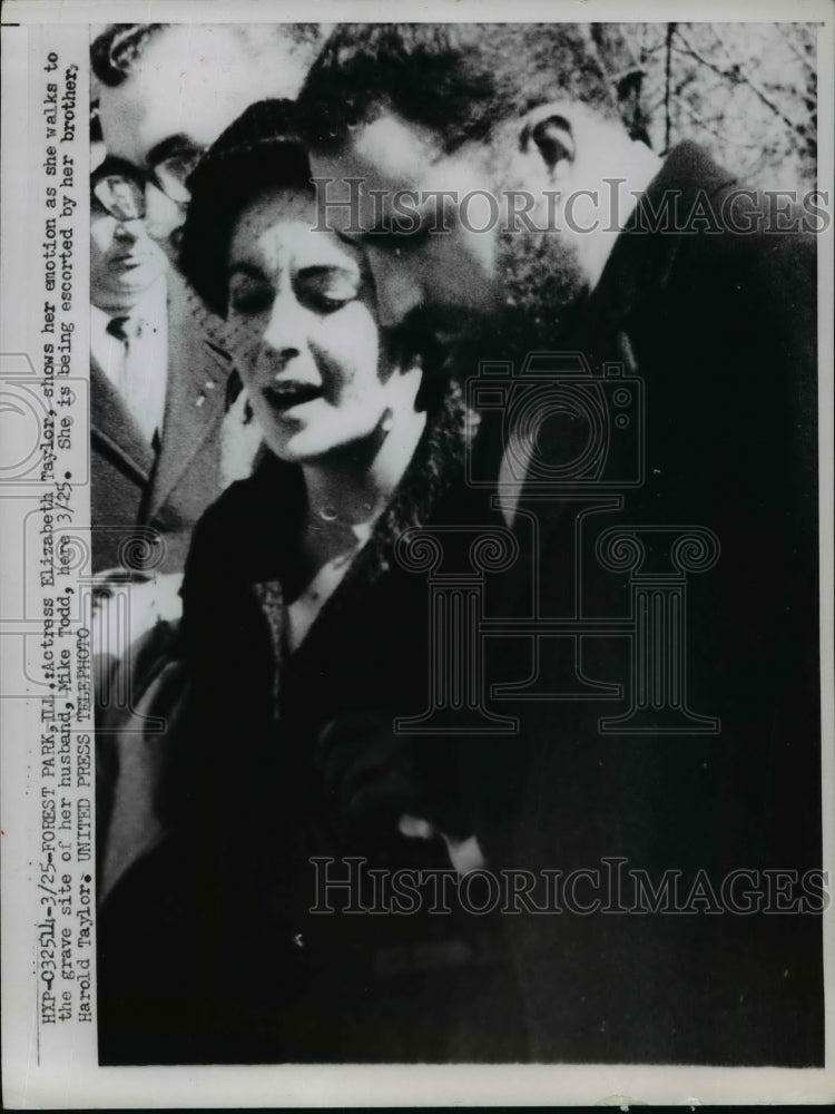 Press Photo Elizabeth Taylor, Brother Harold at Mike Todd Gravesite, Illinois - Historic Images