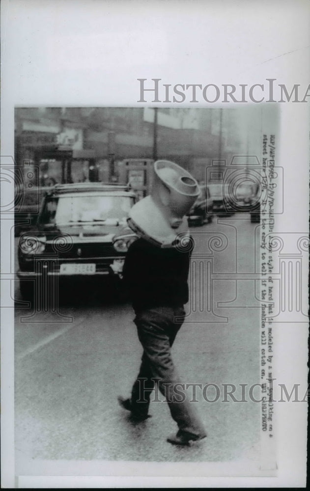 1970 Press Photo Man Wears Toilet on Head - nef40935-Historic Images