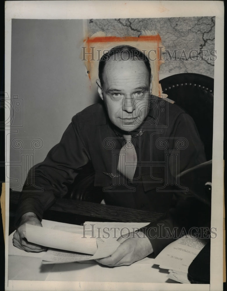 1945 Press Photo Col. John Harlan Amen with evidence for War Crimes Commission - Historic Images
