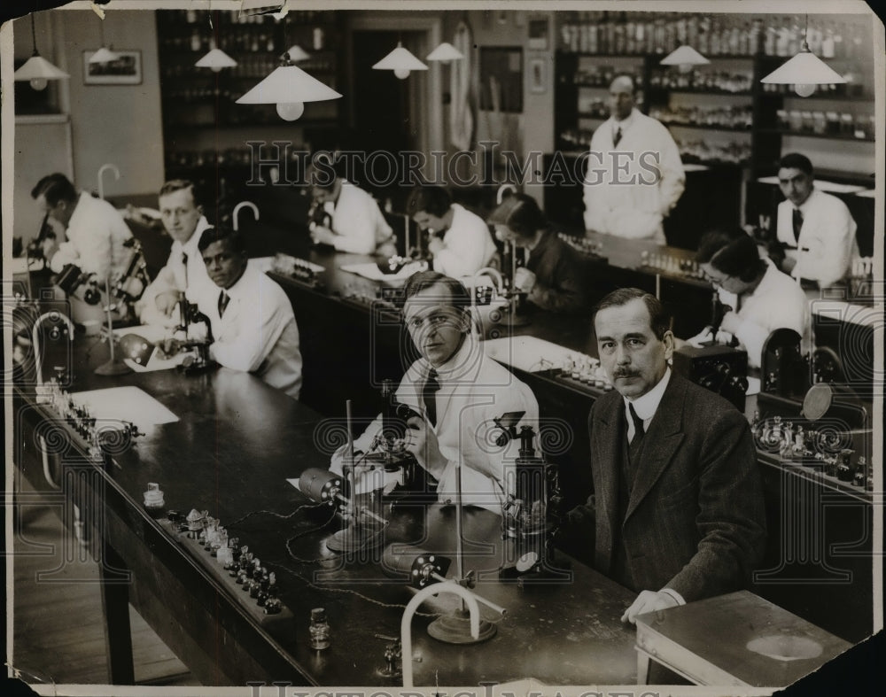 1934 Press Photo R. Ruggles Gates in Laboratory at King&#39;s College, London-Historic Images