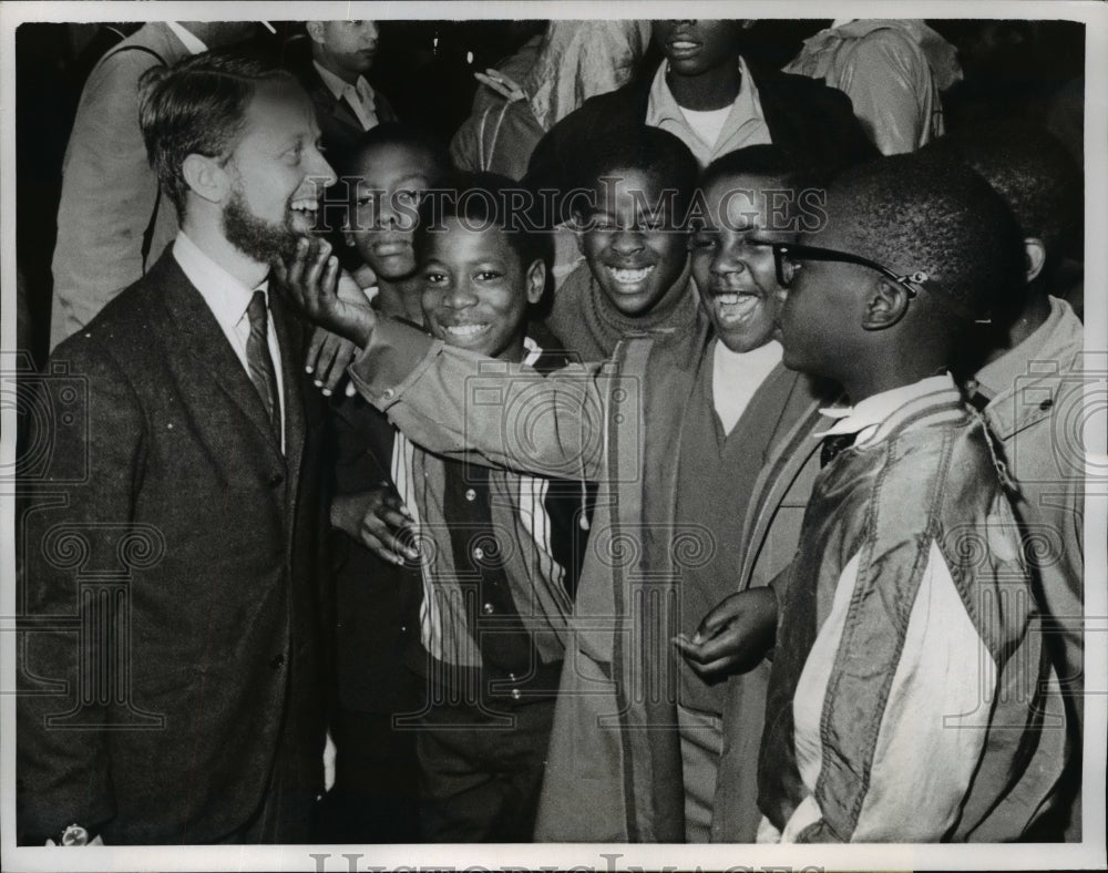 1967 Press Photo Teacher John Larsh & Students at Intermediate School 201 NY - Historic Images