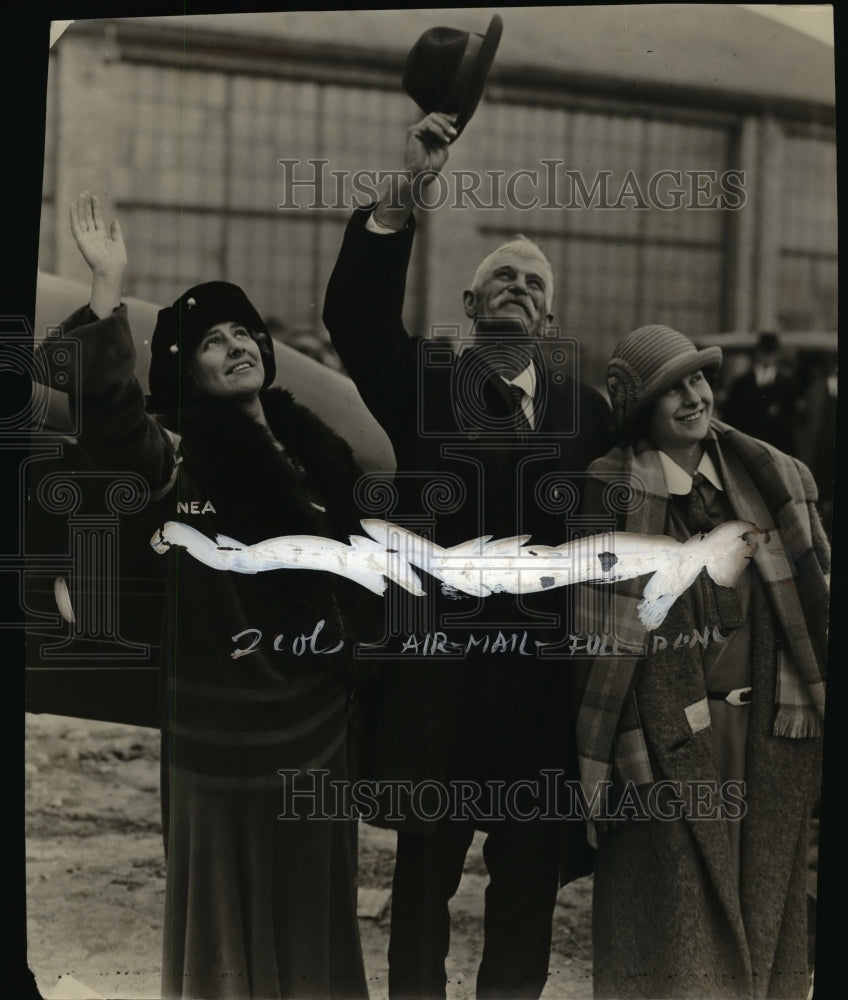 1924 Family of Lt.Leigh Wade witnessing his arrival at Chicago - Historic Images