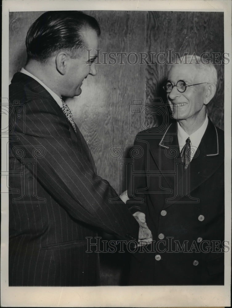 1946 Press Photo Joseph McCarthy, Elevator Operator Shake Hands in Wisconsin - Historic Images