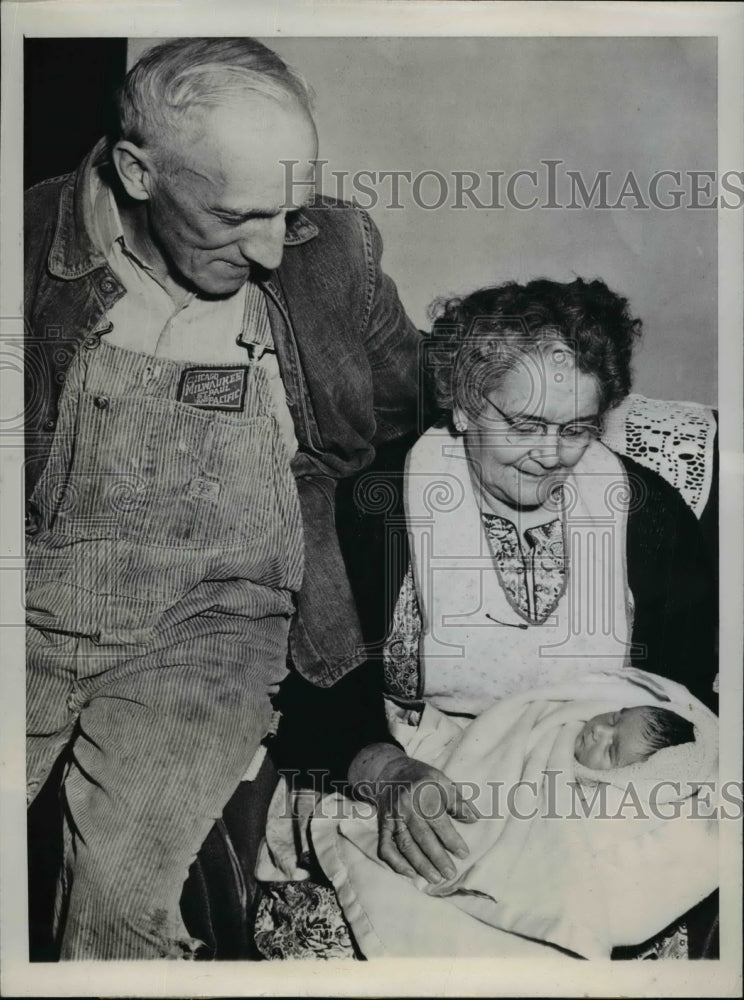 1947 Press Photo Mr & Mrs Albert Hanch Shown with Abandoned New Born - nef42352-Historic Images