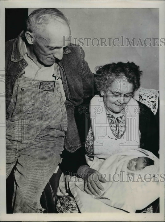 1947 Press Photo Mr & Mrs Albert Hanch Shown with Abandoned New Born - nef42352-Historic Images