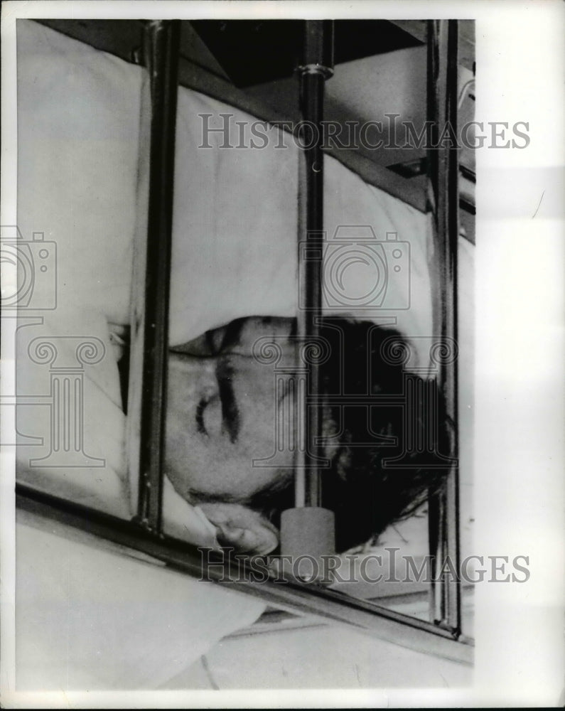 1971 Press Photo Hijacker of Air Canada Flight in Calgary General Hospital - Historic Images
