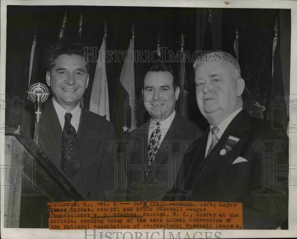 1945 Press Photo Governor Frank Lausch, Mayor Rhodes, and W.G. Bramham confering-Historic Images