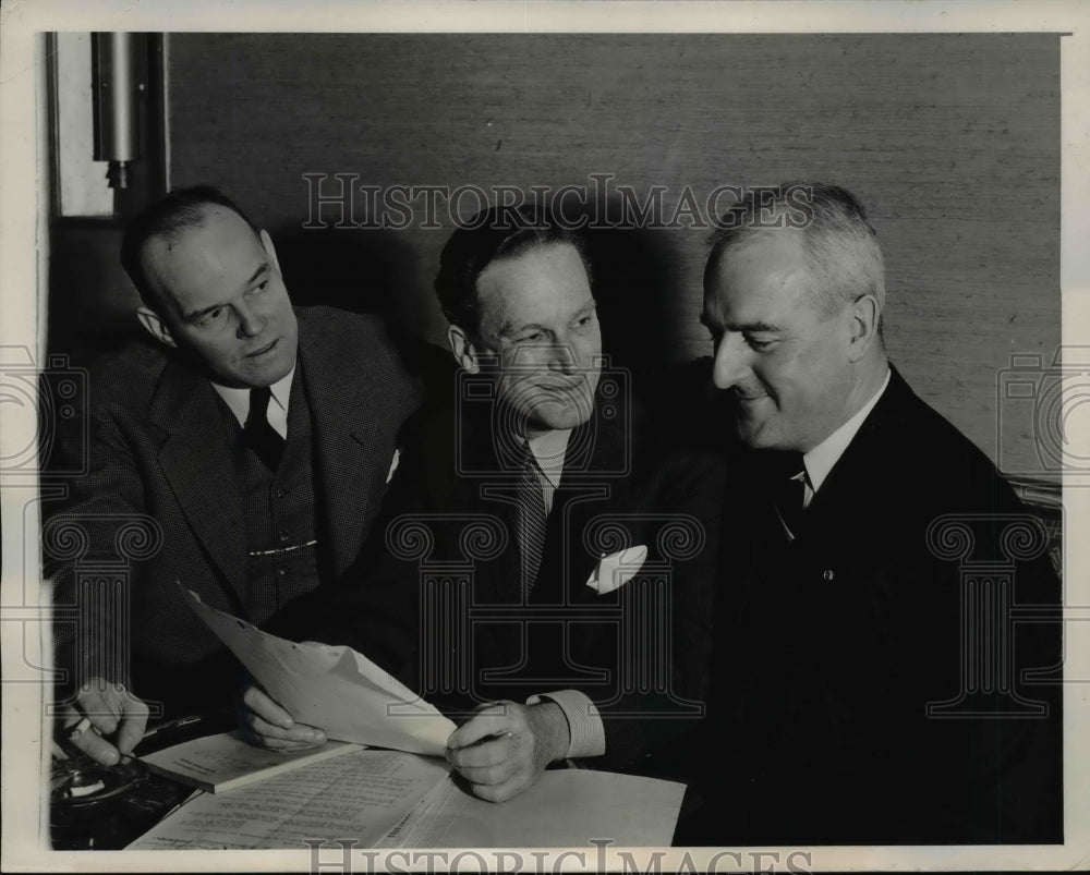 1940 Republican National Committee Officials Discussing Convention - Historic Images