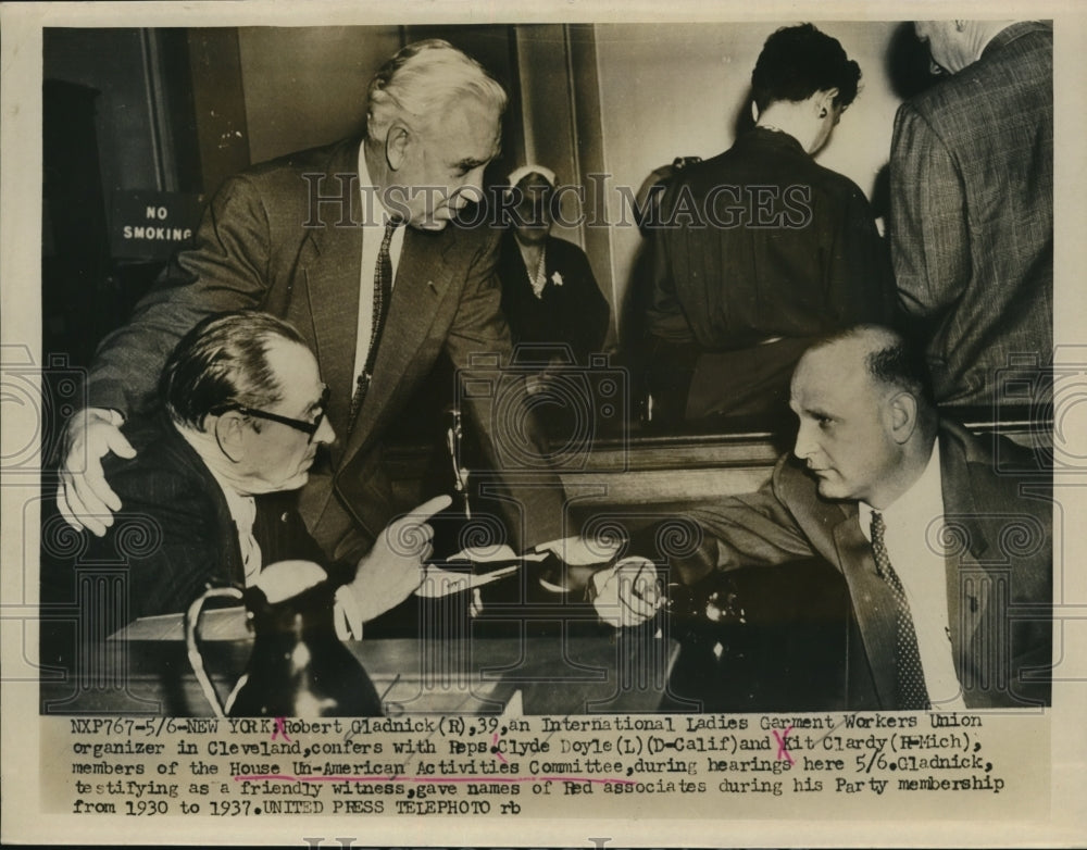 1953 Press Photo Robert Gladnick Confers with Clyde Doyle &amp; Kit Clardy-Historic Images