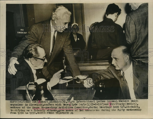 1953 Press Photo Robert Gladnick Confers with Clyde Doyle & Kit Clardy-Historic Images
