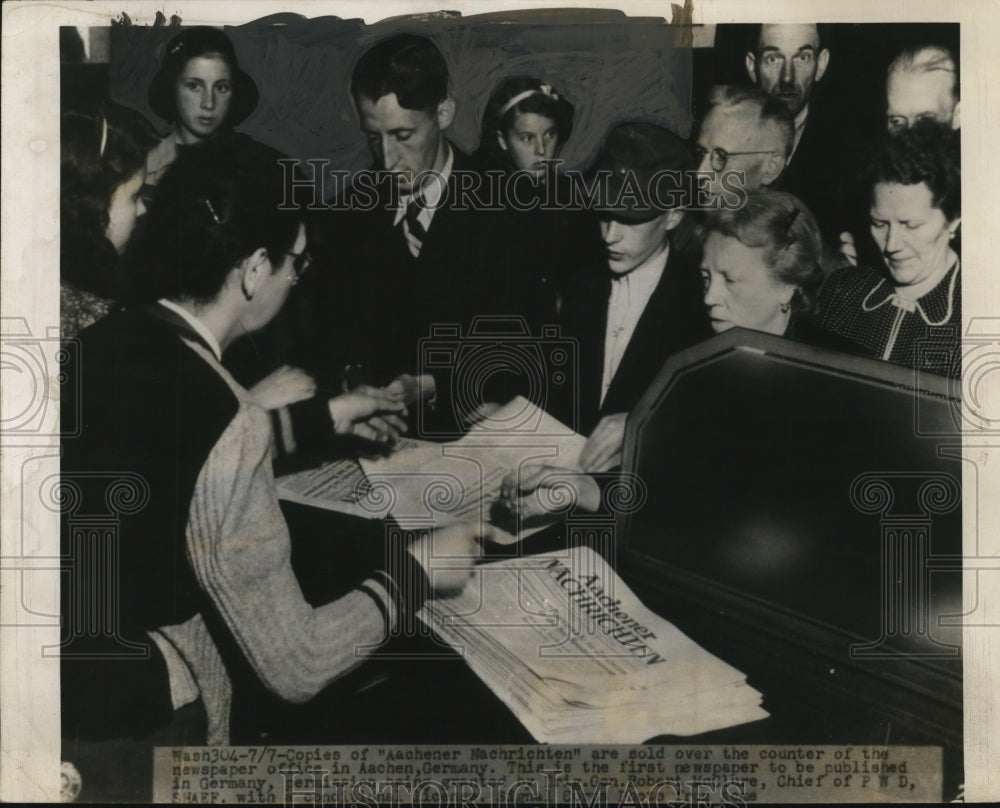 1945 Press Photo Copies of Aachener Machrichton Sold Over Counter of Office - Historic Images