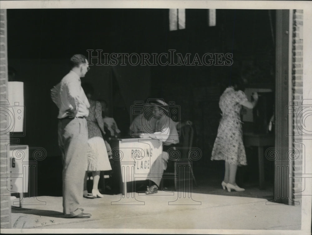 1939 Worker of Armour &amp; Co took part in Labor Board Pool to Vote - Historic Images